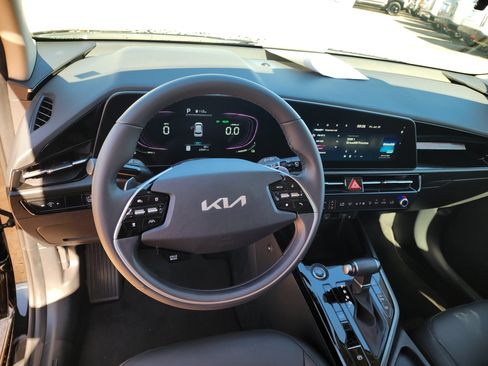 Used 2023 Kia Niro EX FWD image 2