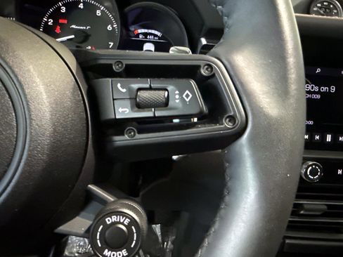 Certified 2025 Porsche Macan Turbo AWD/4WD image 33