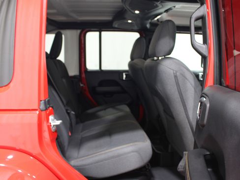 Used 2025 Jeep Wrangler Unlimited Sahara AWD/4WD image 23