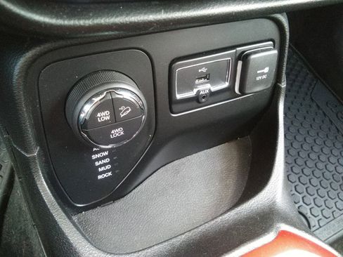 Used 2017 Jeep Renegade Trailhawk image 18