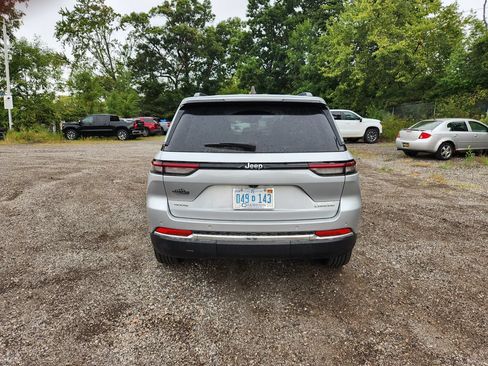 Used 2024 Jeep Grand Cherokee Laredo AWD/4WD image 6