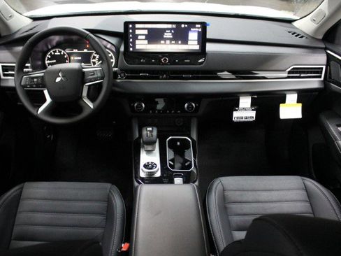 New 2025 Mitsubishi Outlander SE image 20