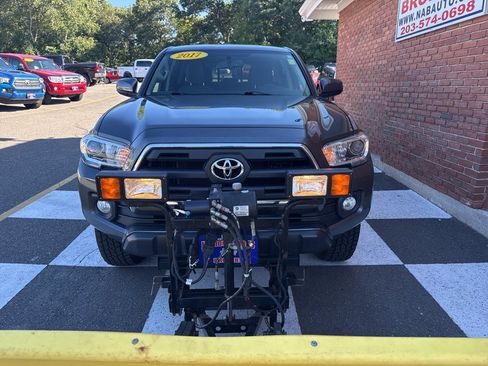 Used 2017 Toyota Tacoma SR5 AWD/4WD image 7