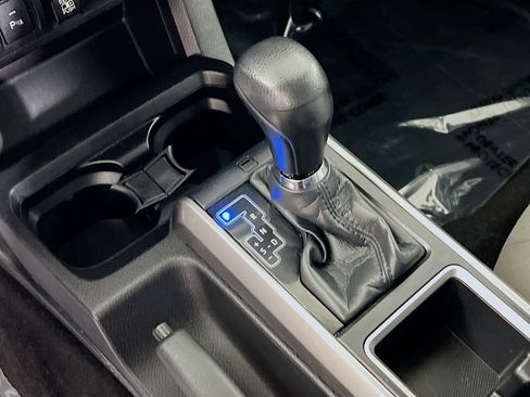 Certified 2021 Toyota Tacoma SR5 AWD/4WD image 15