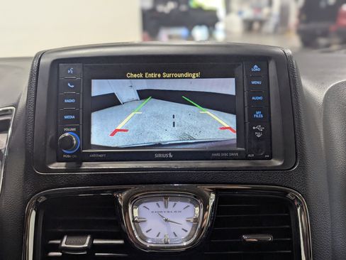 Used 2016 Chrysler Town & Country Touring w/ Driver Convenience Group image 19