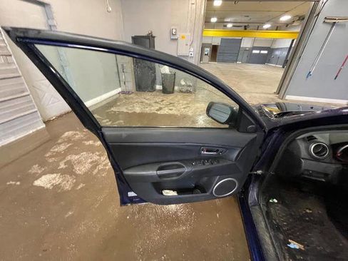 Used 2004 MAZDA MAZDA3 s w/ Moonroof & 6-CD Pkg image 22