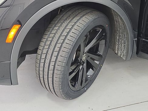 Certified 2024 Volkswagen Tiguan SE R-Line image 33