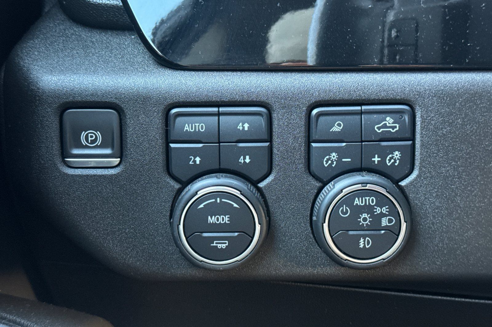 Used 2022 Chevrolet Silverado 1500 LTZ AWD/4WD image 39