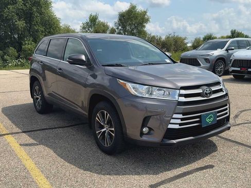 Used 2019 Toyota Highlander Plus AWD/4WD image 5