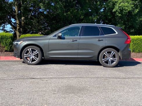 Used 2019 Volvo XC60 T5 Momentum w/ Multimedia Package AWD/4WD image 12