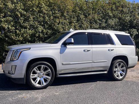 Used 2019 Cadillac Escalade Luxury image 3