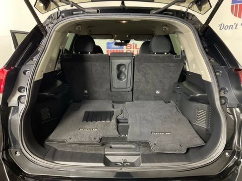 Used 2019 Nissan Rogue SV w/ Premium Package FWD image 11
