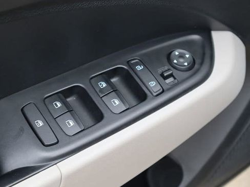 Used 2025 Hyundai Venue SEL image 20