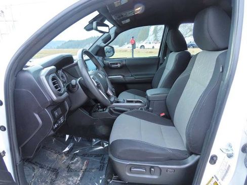 Used 2022 Toyota Tacoma TRD Off-Road image 17