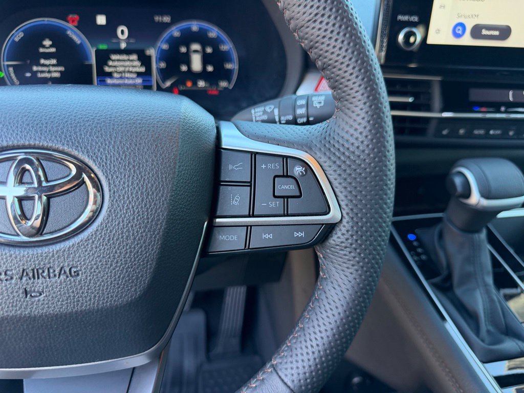 Used 2025 Toyota Sienna Platinum AWD/4WD image 19