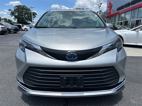 Certified 2024 Toyota Sienna XLE image 8