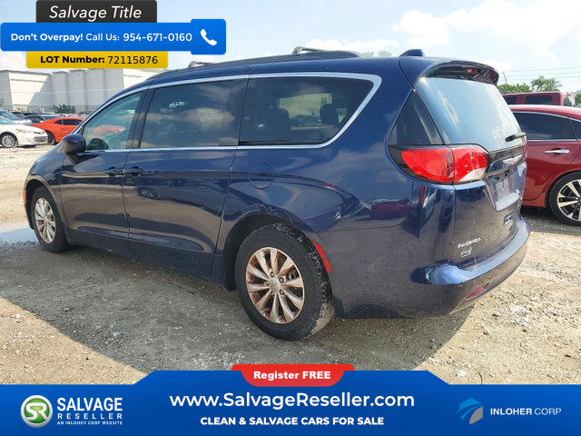 Used 2017 Chrysler Pacifica Touring w/ Tire & Wheel Group FWD image 3