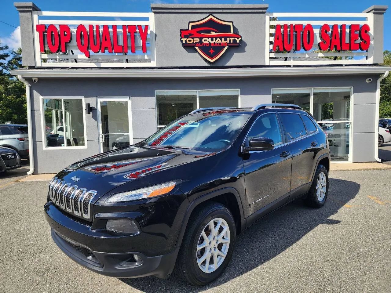 Used 2017 Jeep Cherokee Latitude w/ Cold Weather Group AWD/4WD image 1