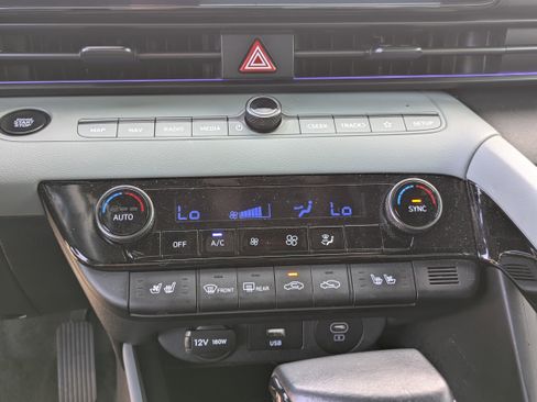 Certified 2024 Hyundai Elantra Limited image 23