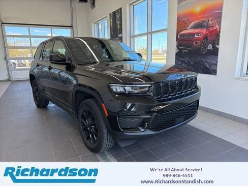 Used 2025 Jeep Grand Cherokee Altitude AWD/4WD image 1