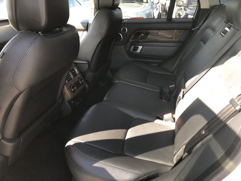 Used 2018 Land Rover Range Rover HSE image 11