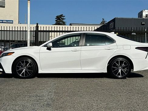 Used 2024 Toyota Camry SE image 7