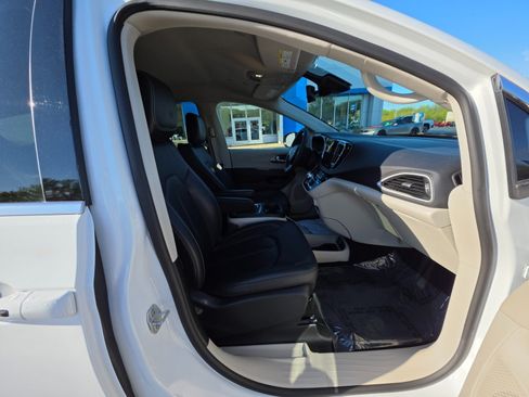 Used 2024 Chrysler Pacifica Touring-L FWD image 13