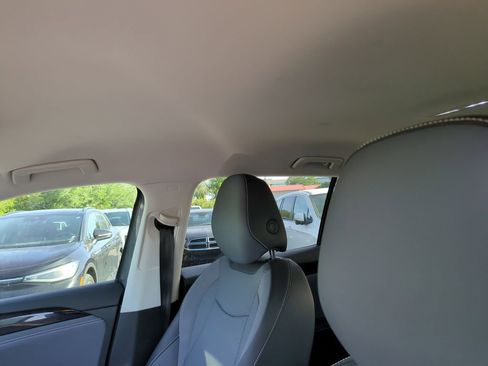 Certified 2025 Volkswagen Tiguan SE image 9