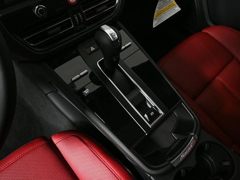 Certified 2025 Porsche Macan image 16