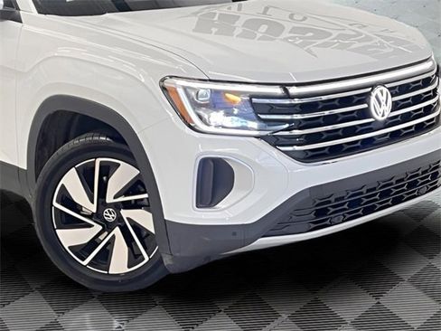 Used 2025 Volkswagen Atlas SE image 32