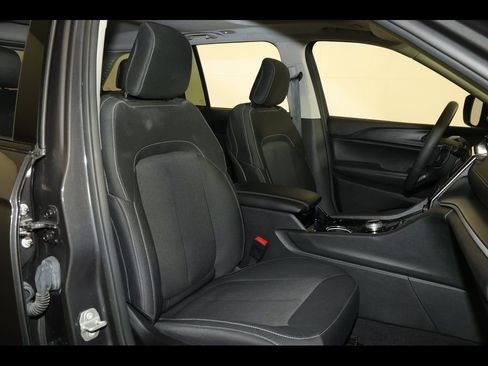 Used 2023 Jeep Grand Cherokee Laredo image 29