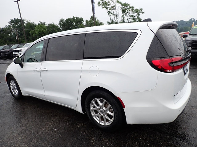 Used 2023 Chrysler Pacifica Touring-L FWD image 4