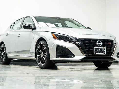 Used 2024 Nissan Altima 2.5 SR FWD image 4