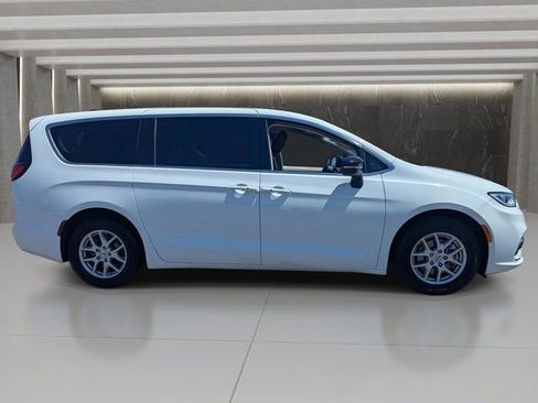 Used 2024 Chrysler Pacifica Touring-L FWD image 7