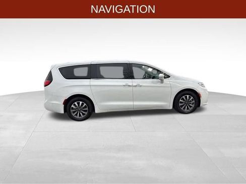 Used 2022 Chrysler Pacifica Touring-L w/ Uconnect Theater Family Group image 8