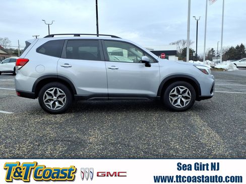 Used 2020 Subaru Forester Premium image 1