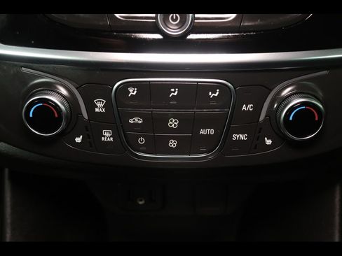 Used 2023 Chevrolet Traverse LT FWD image 28