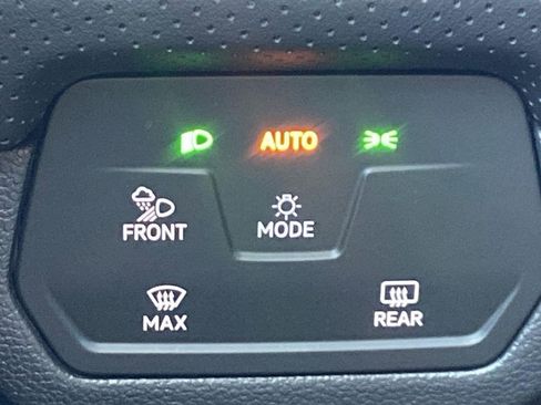 Used 2024 Volkswagen Atlas SE image 18