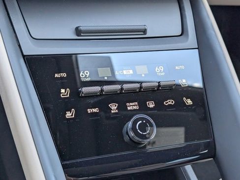 Certified 2025 Porsche Macan Electric image 17