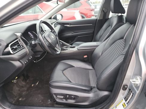 Used 2023 Toyota Camry SE image 3
