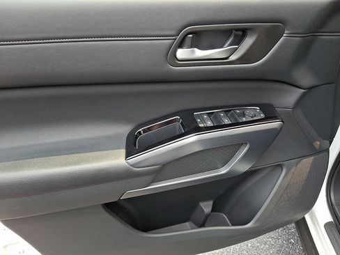 Used 2024 Nissan Pathfinder SL AWD/4WD image 16