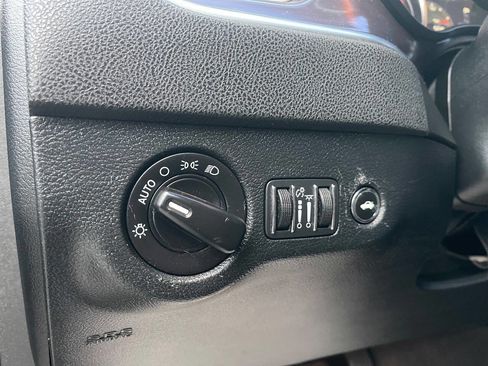 Used 2018 Dodge Charger SXT image 21