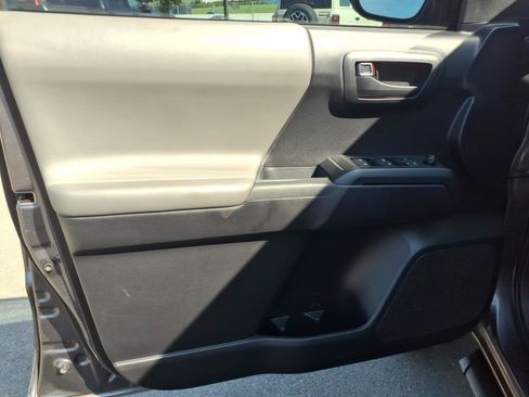 Used 2021 Toyota Tacoma SR w/ SR Convenience Package RWD image 11