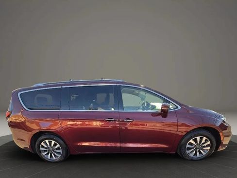 Used 2021 Chrysler Pacifica Touring-L FWD image 4