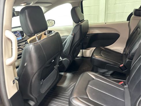 Used 2023 Chrysler Pacifica Touring-L image 26