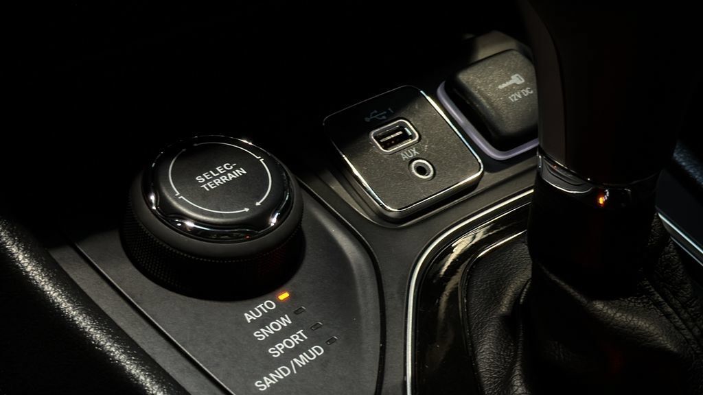 Used 2023 Jeep Cherokee Altitude Lux AWD/4WD image 35