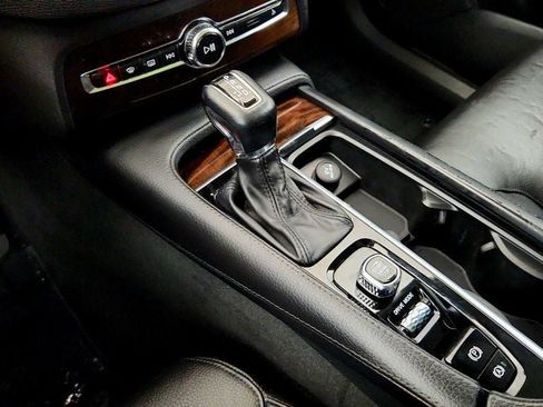 Used 2019 Volvo XC90 T6 Momentum w/ Protection Package Premier AWD/4WD image 16