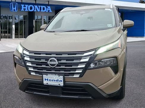 Used 2024 Nissan Rogue SV w/ SV Premium Package image 3