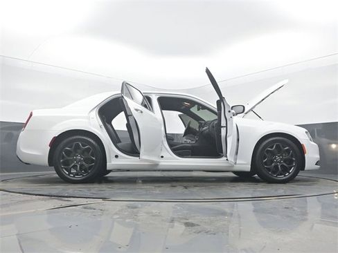 Used 2019 Chrysler 300 S image 61
