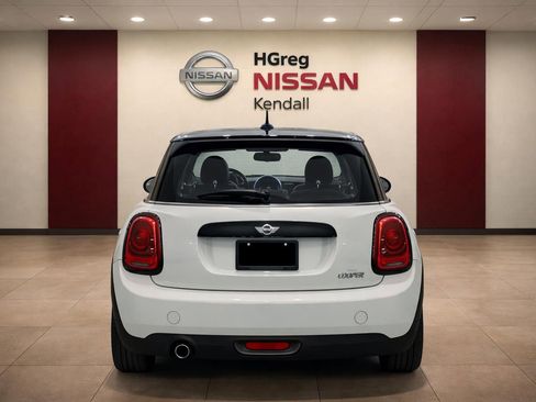 Used 2017 MINI Cooper 4-Door Hardtop image 8